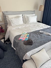 Vejam como a camareira arrumou nosso quarto,