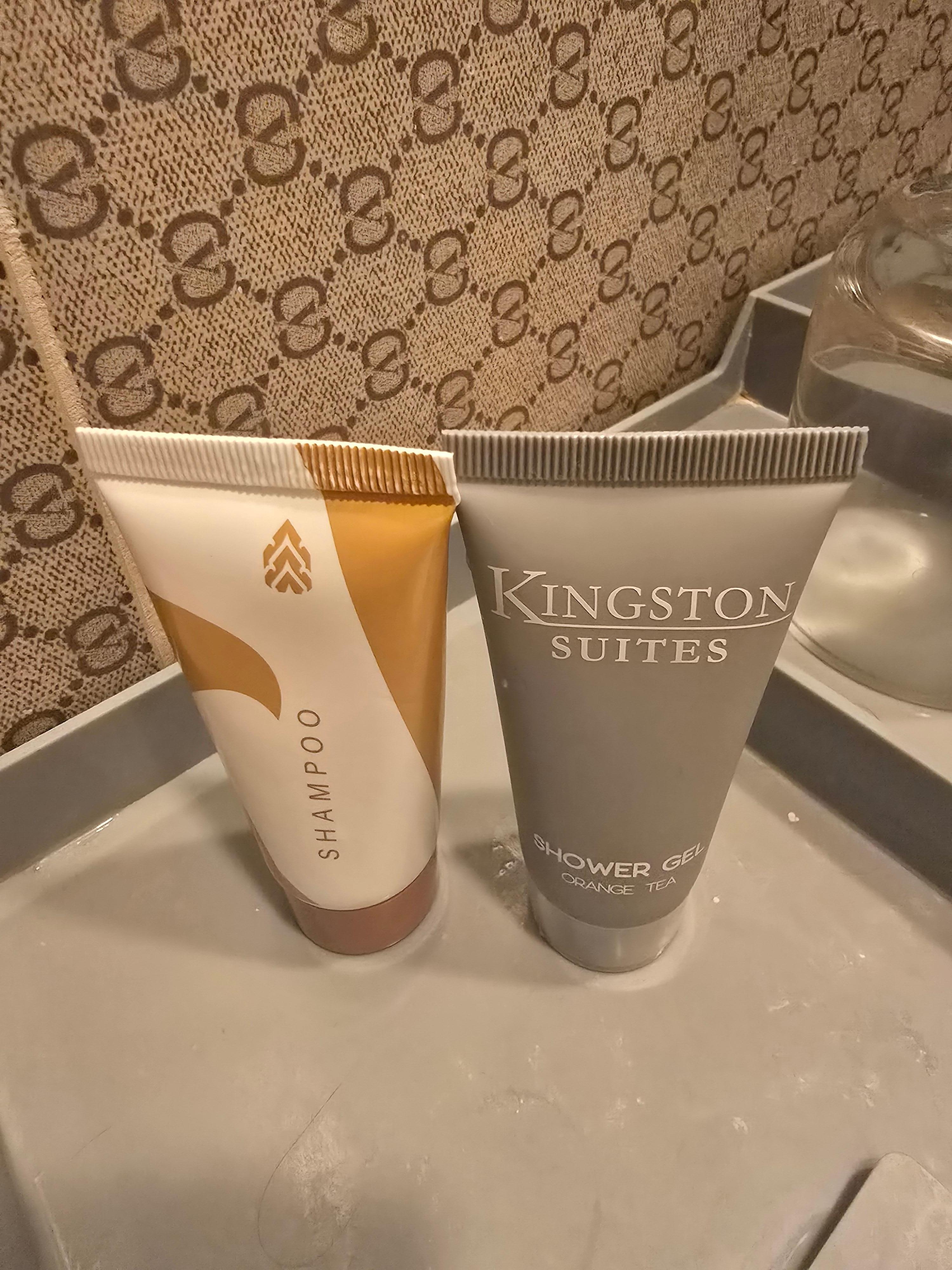 4일째 준 용기가 다른 샴푸인데 반도 안들어 있었음 남이 쓰다 남은걸 준것같아서 기분이 나빴음