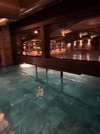 Havuz bir kısmı dış alanda bulunuyor ce bir kapı ile geçiliyor