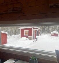 Udsigt til saunaen i sneen!