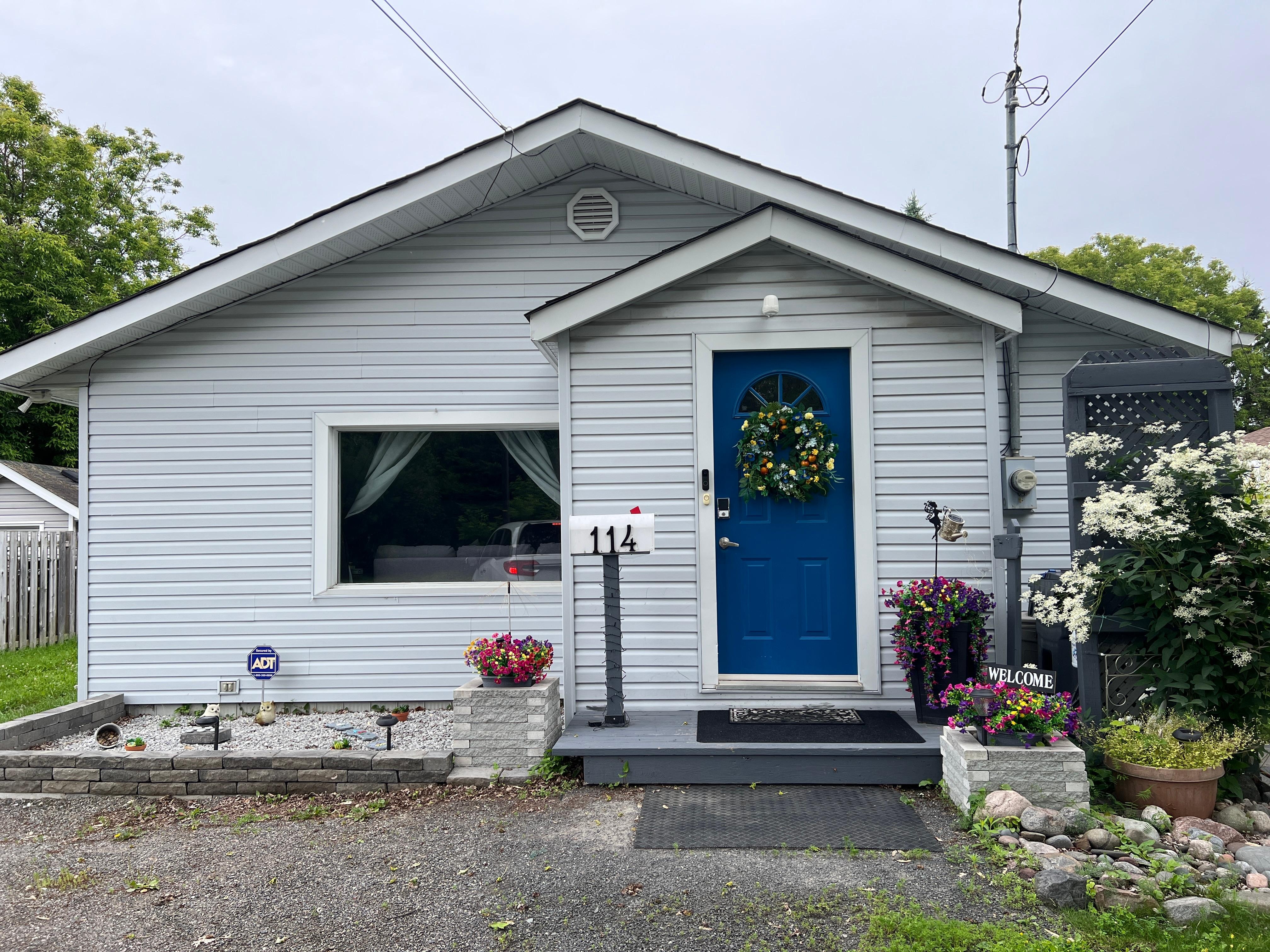 Lovely flowers at the entrance and on the deck