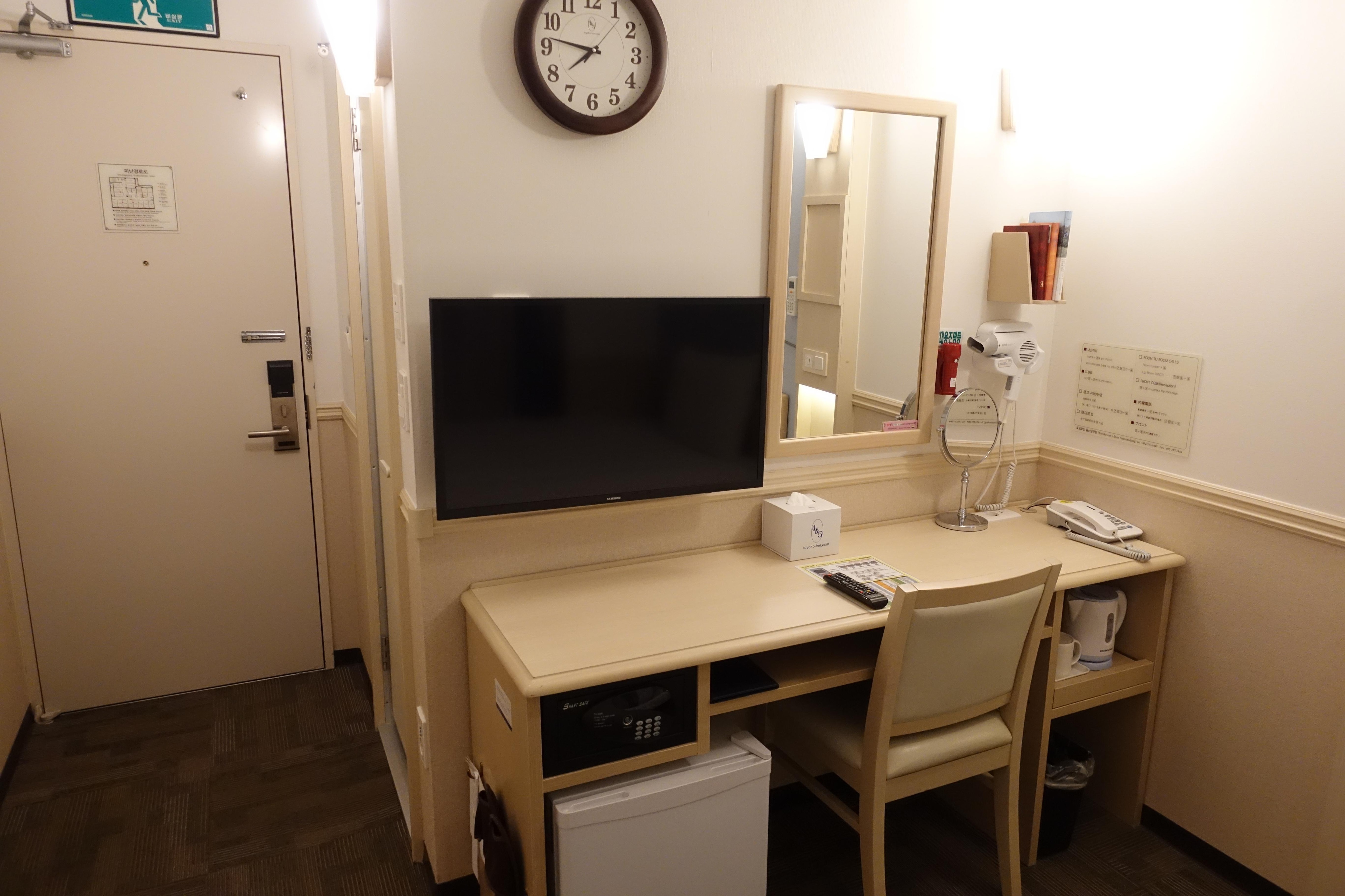 大きな時計があって、これが結構便利です。冷蔵庫もあります。ドライヤーも普通に出力がありました。