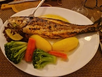 Links van de voordeur het Portugese restaurant Zur alten Flöte