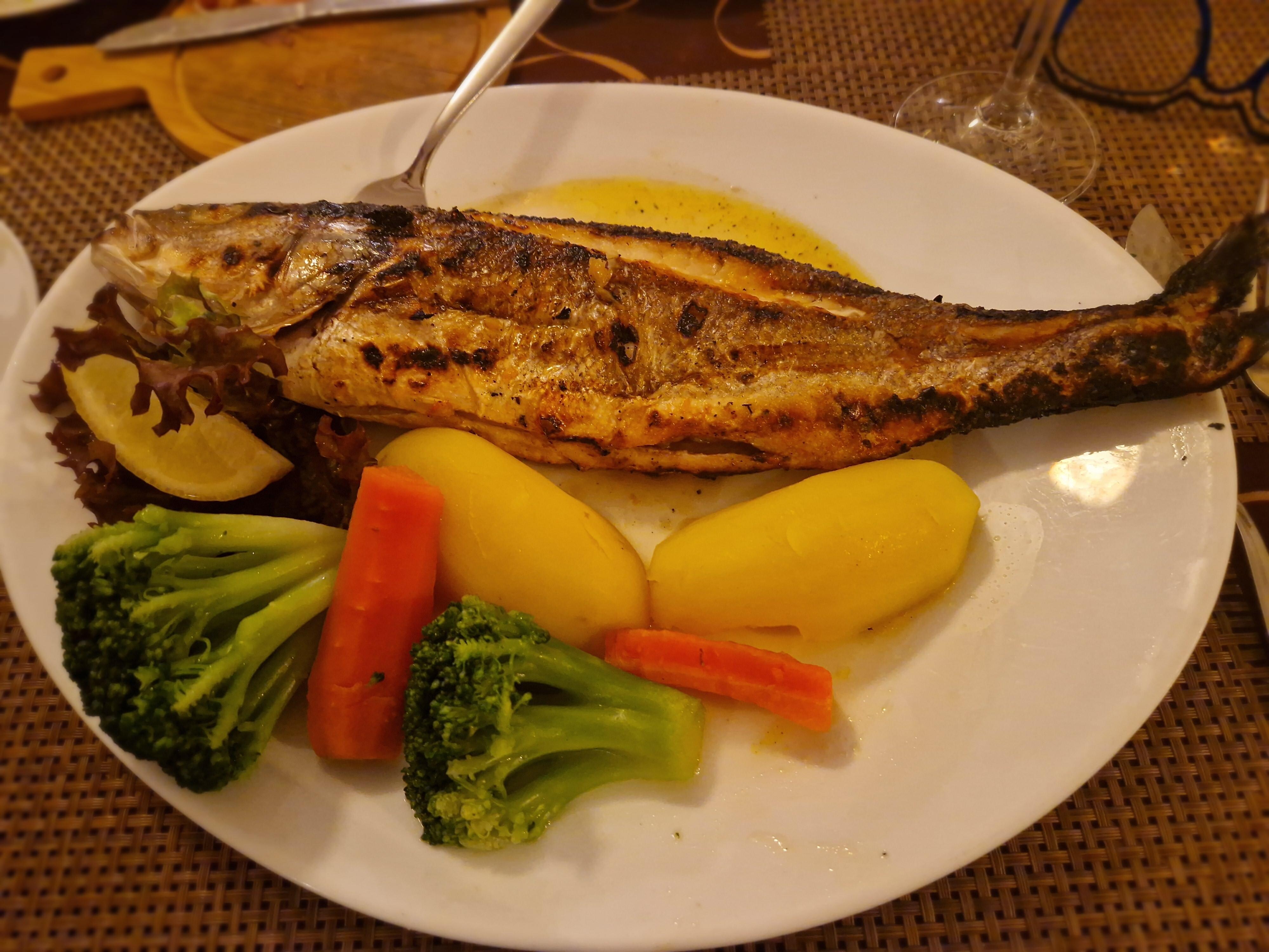 Links van de voordeur het Portugese restaurant Zur alten Flöte