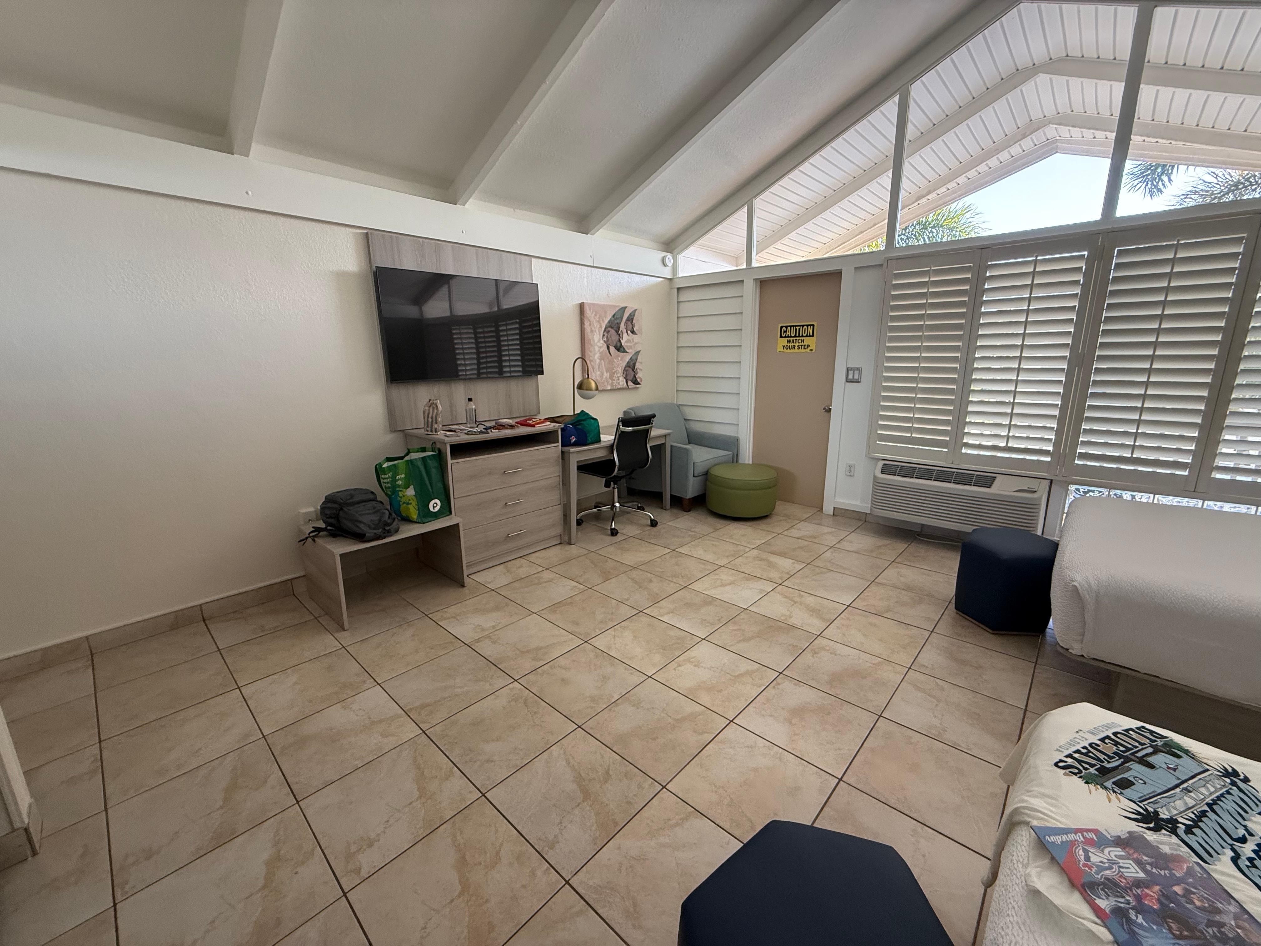 Vaulted ceiling - because of the glass at the top, it doesn’t get completely dark in the dark. We didn’t mind at all. Loved the natural light! 