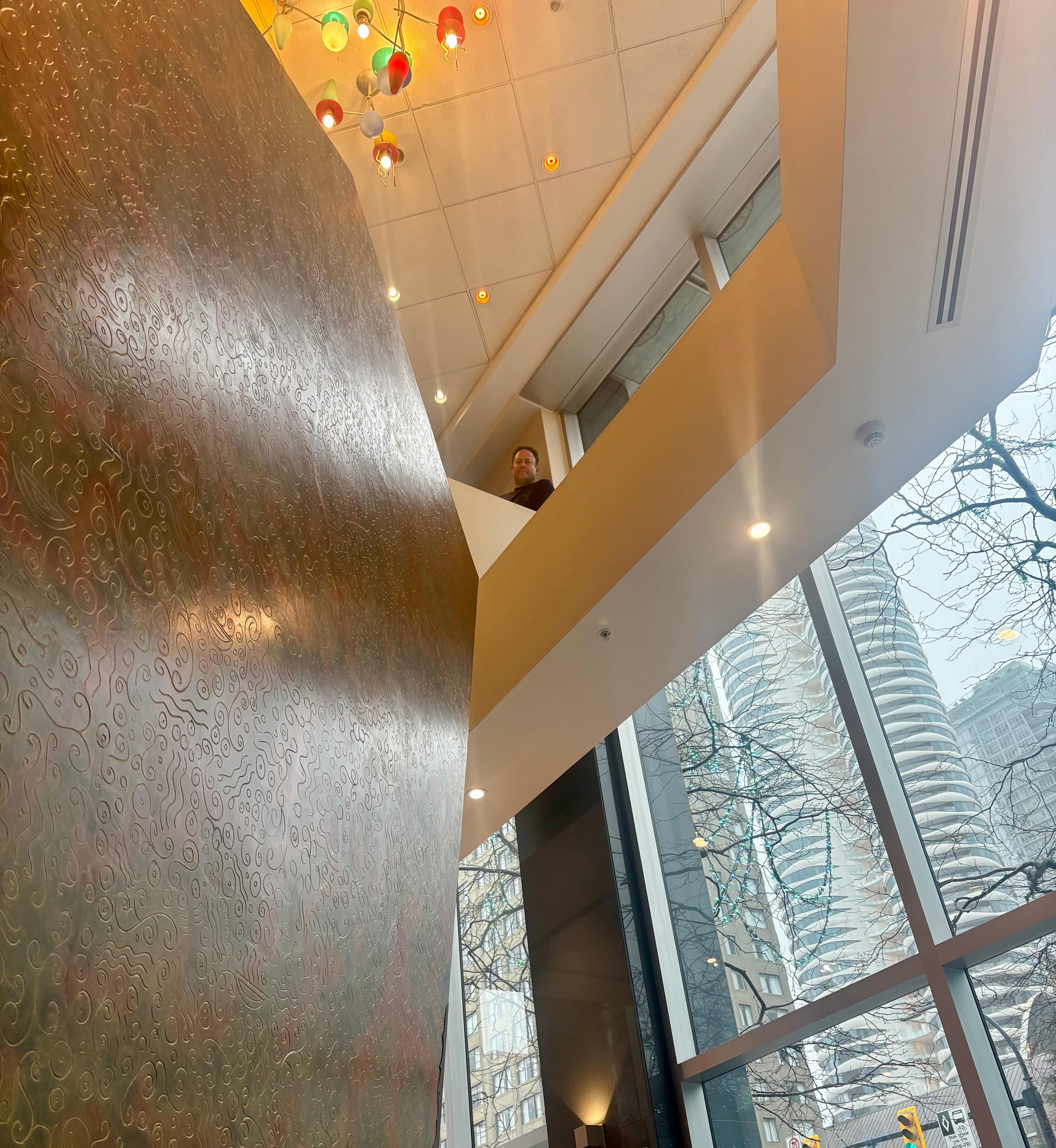 スターバックスの横のスペースから見上げた所です。