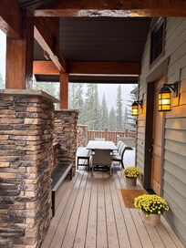 Such a welcoming front porch. 💕