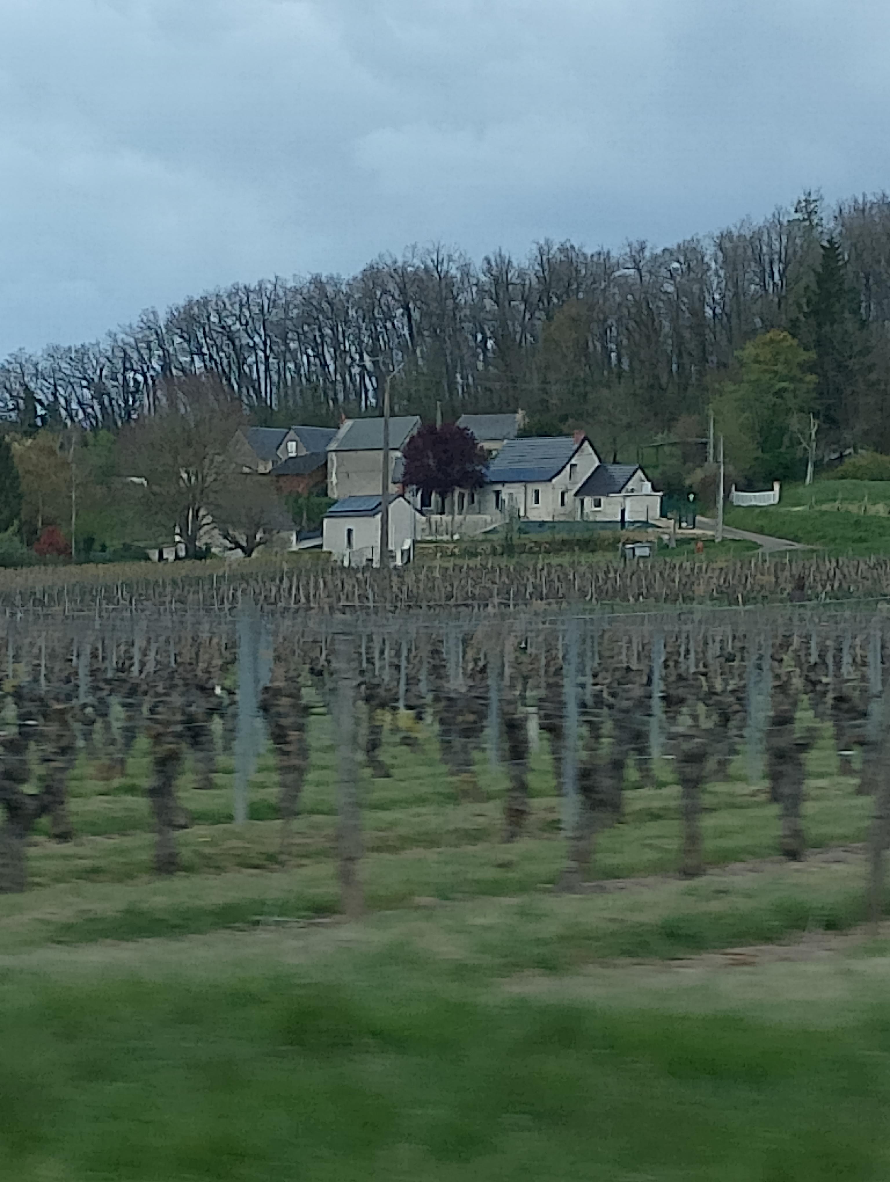 Longère en deux parties sur la droite 
