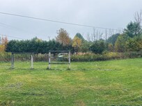 Vue de la chambre par la fenêtre arrière.