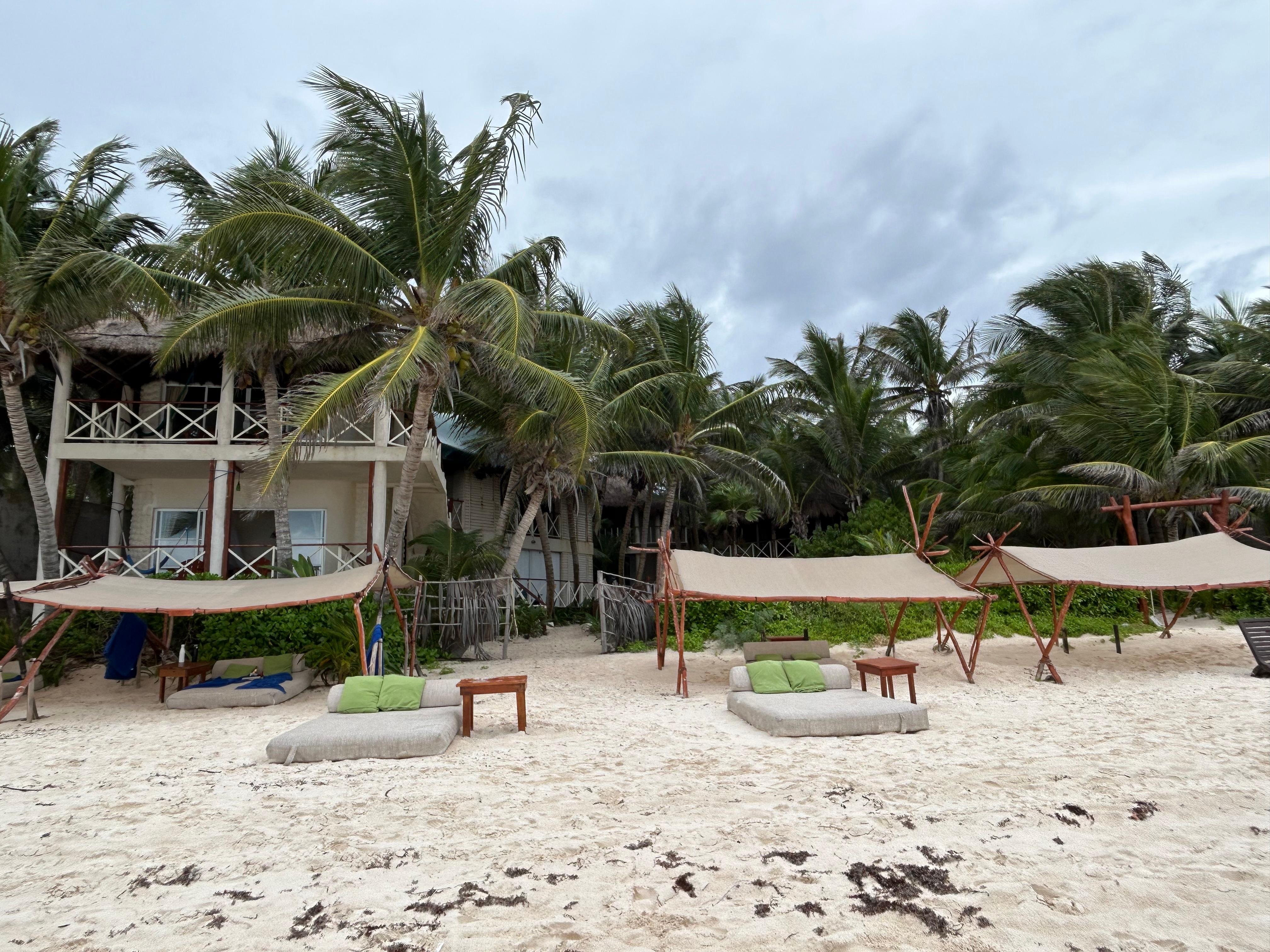 Från stranden upp mot resorten