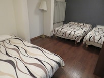 ここは2Fベット3台。手前と左側はギコーギコー