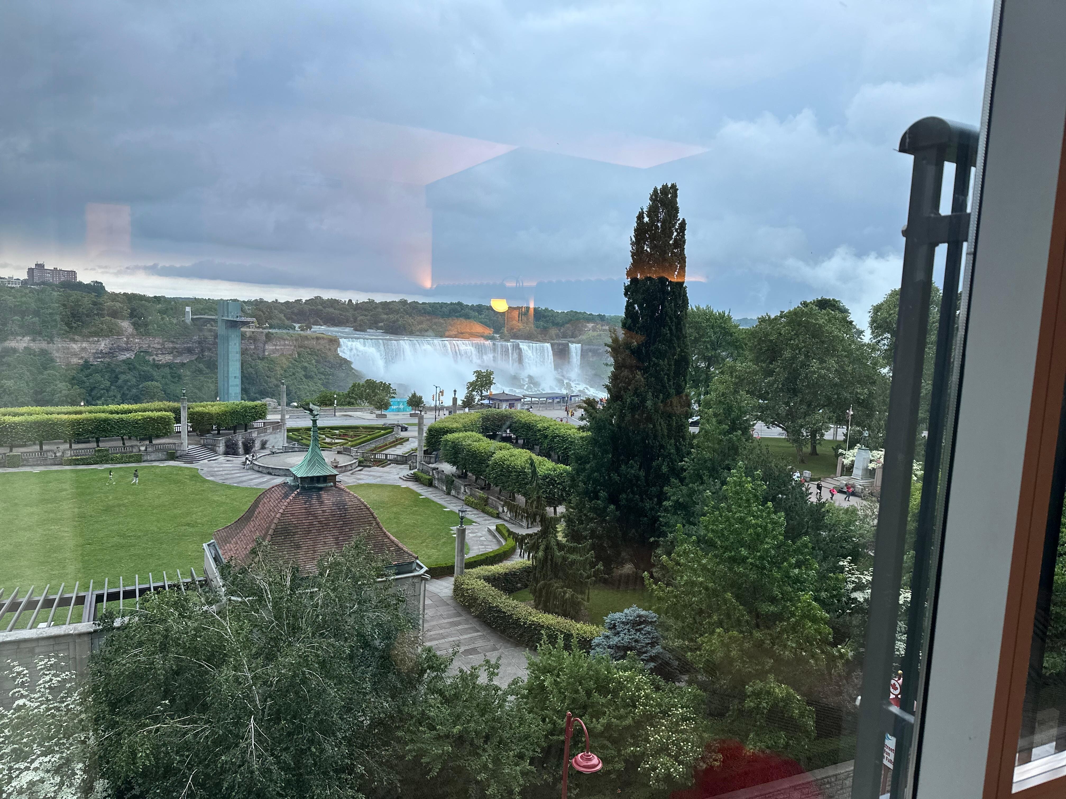 日間從房內向外望，可以看到瀑布。