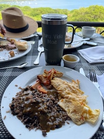 Typical breakfast (pinto,eggs,salchichón) Yum