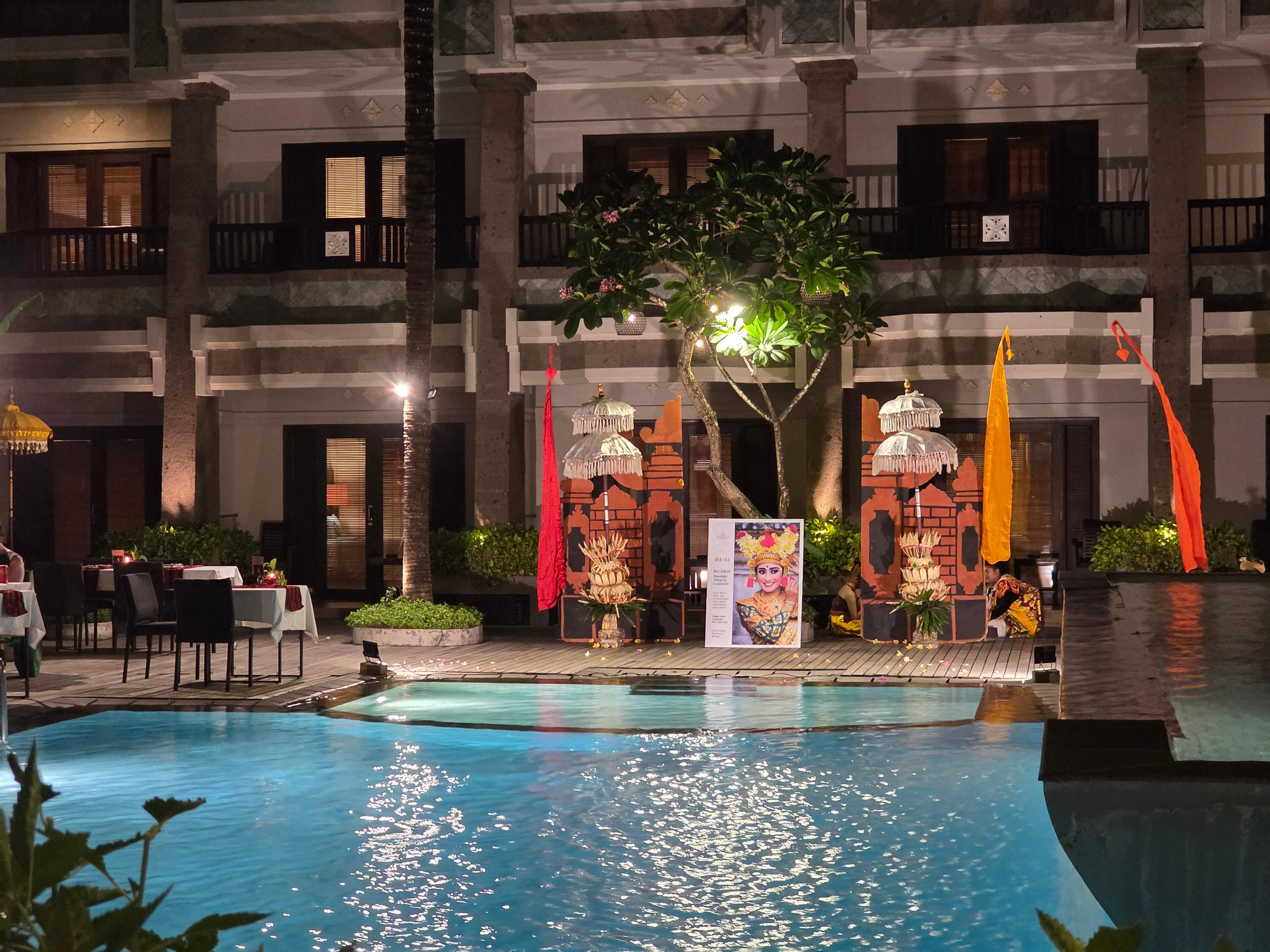 Ansicht vom Restaurant auf den Pool bei der Balinesischen Tanzvorführung 