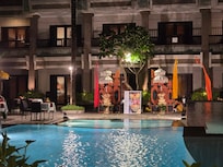 Ansicht vom Restaurant auf den Pool bei der Balinesischen Tanzvorführung