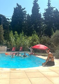 La piscine est géniale et spacieuse, on en a bien profité surtout avec la canicule.