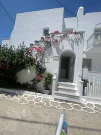 Inngangen til hotellet.