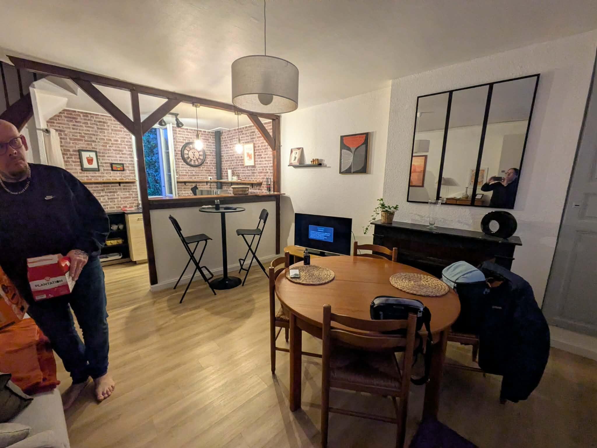 Salle à manger/salon, cuisine attenante 