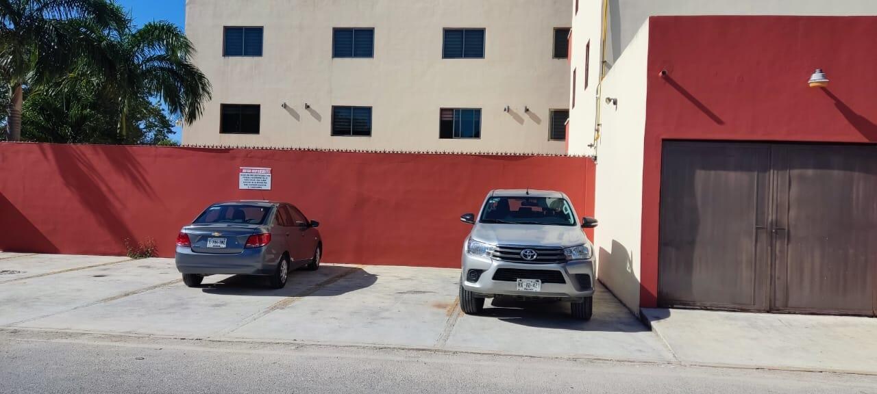 En el estacionamiento trasero del hotel