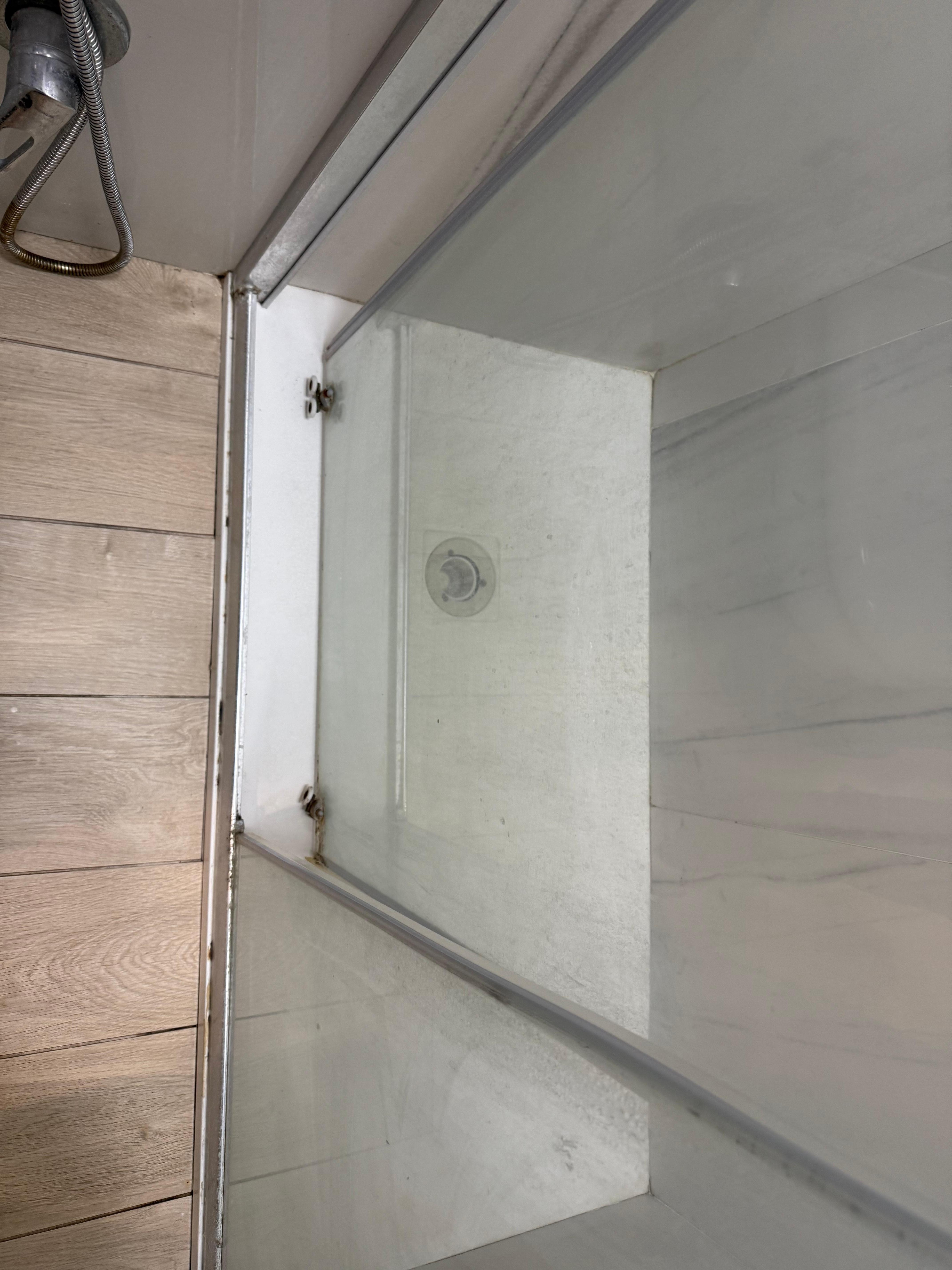 Shower's door dirty and not fixed