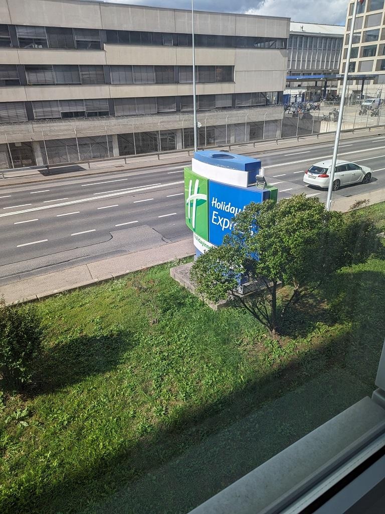 2階(現地の呼び方では1階の窓から)