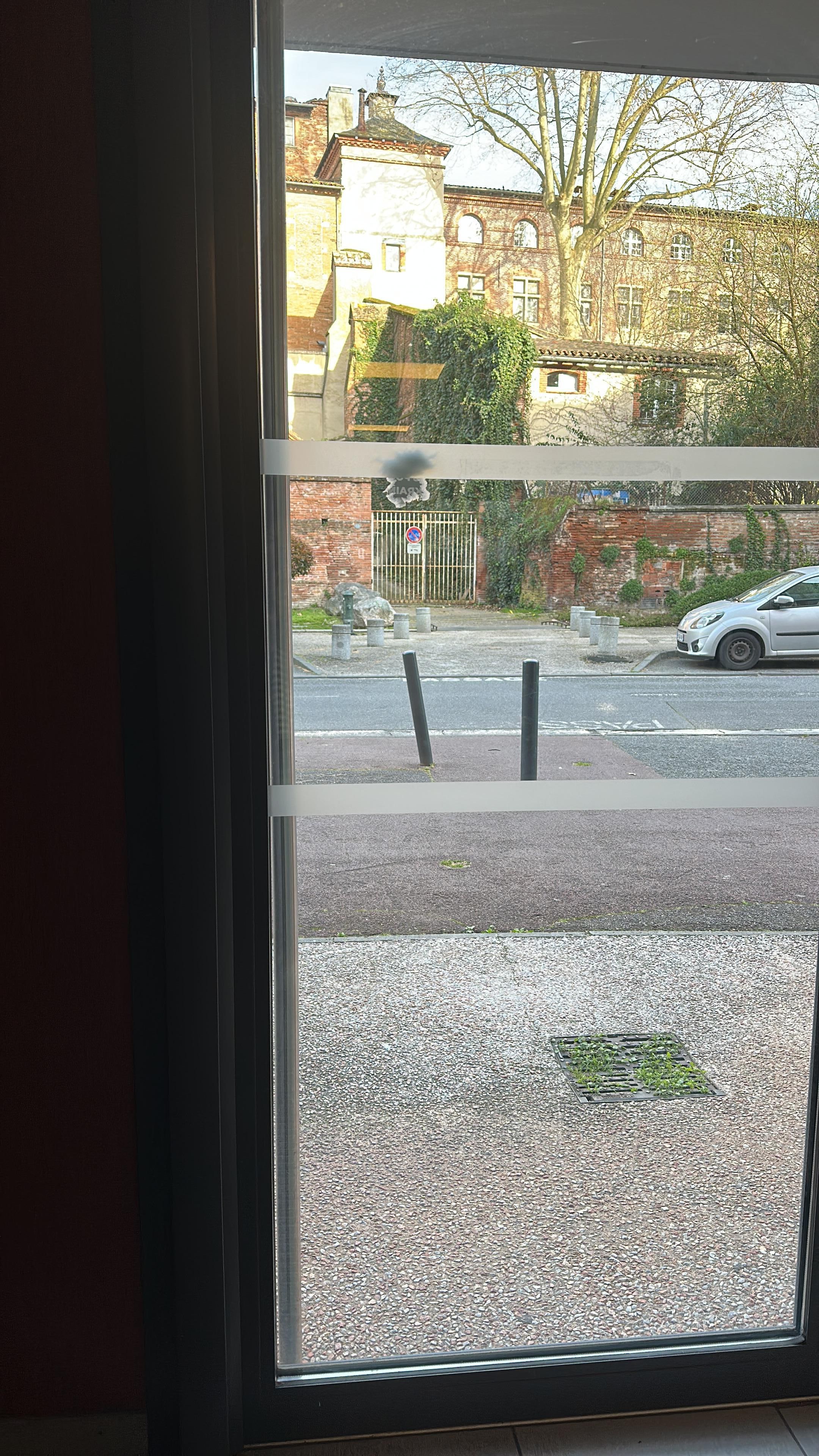 I didn't know how to open the door and was locked in but the host was very responsive and told me how via whatsapp