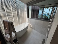 Amazing tub.