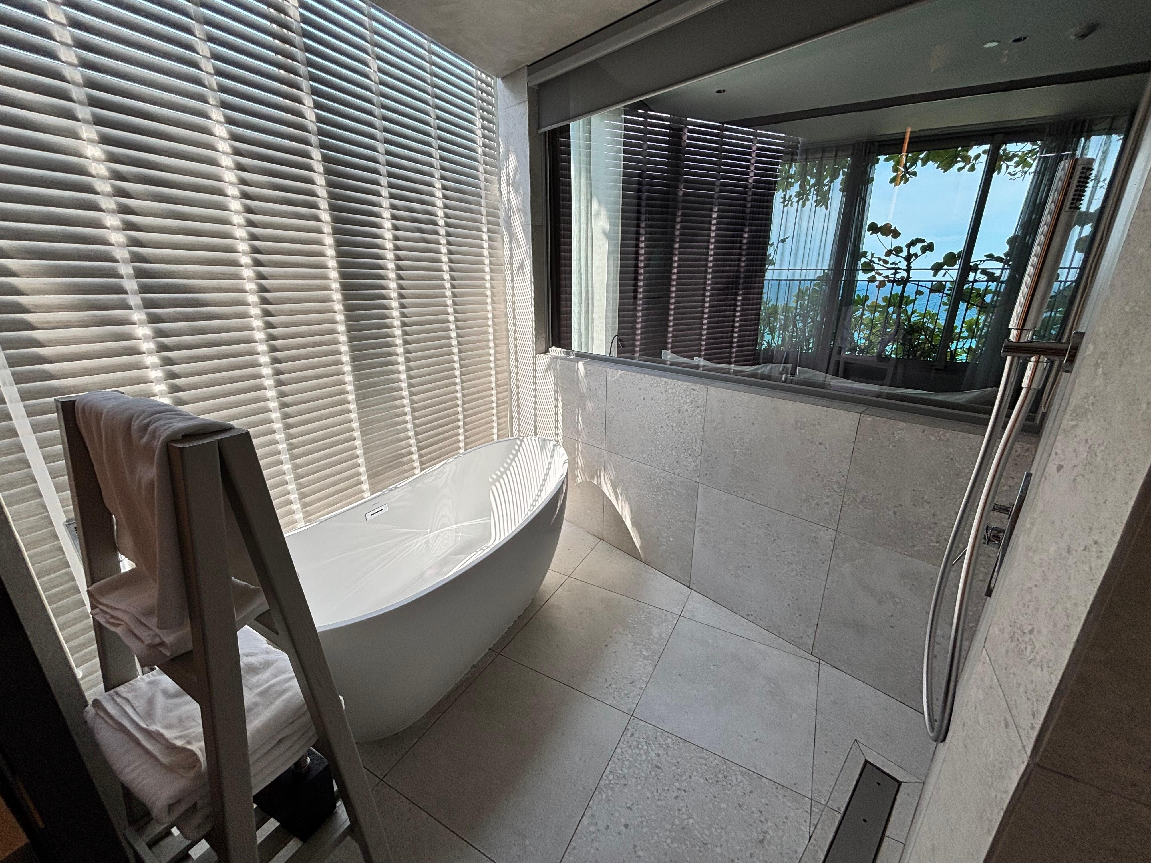 Amazing tub.
