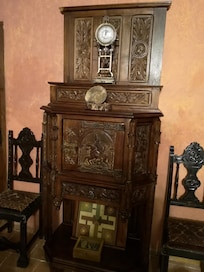 lleno de elementos decorativos antiguos y originales
