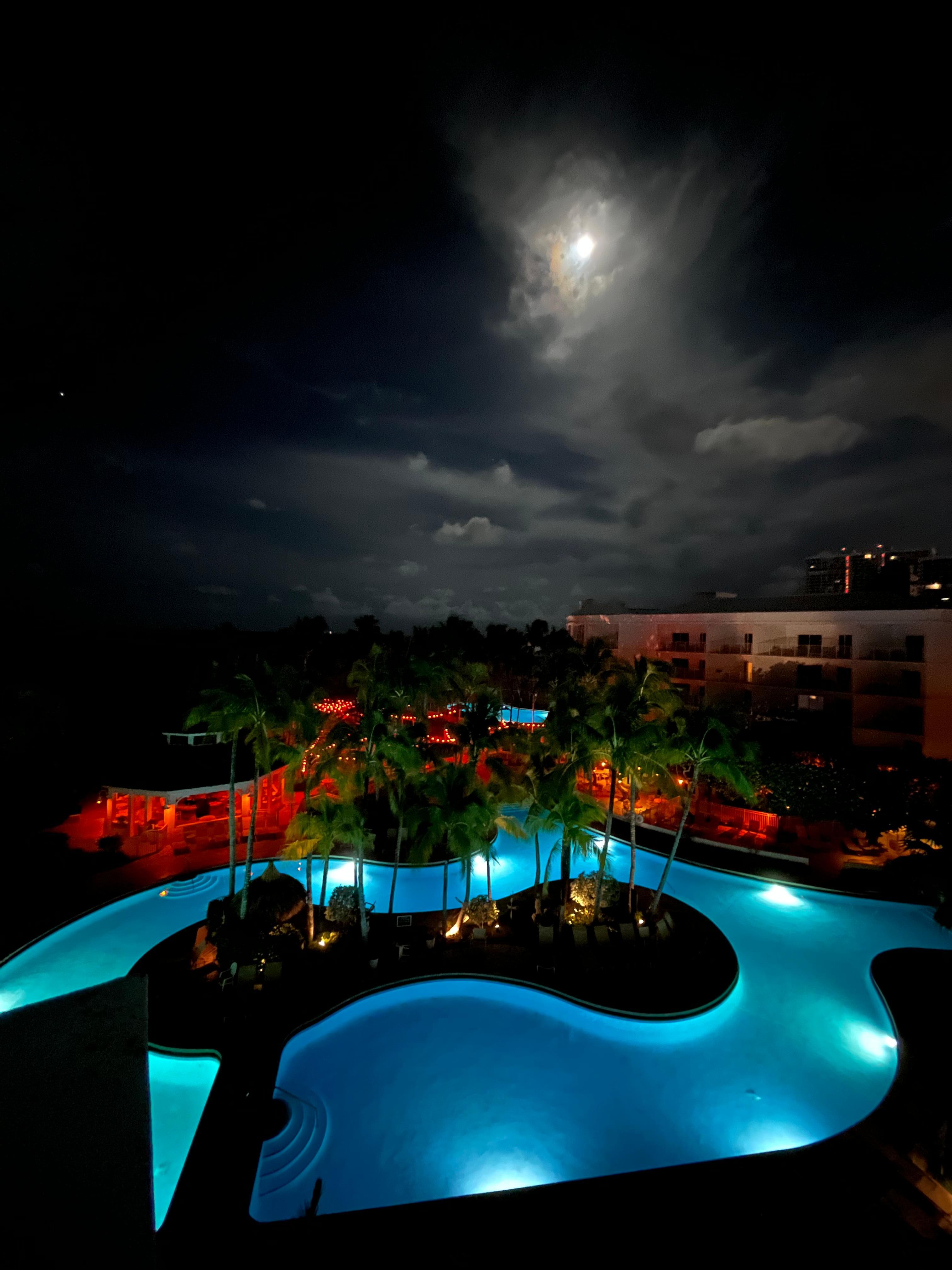 Vollmond mit Pool