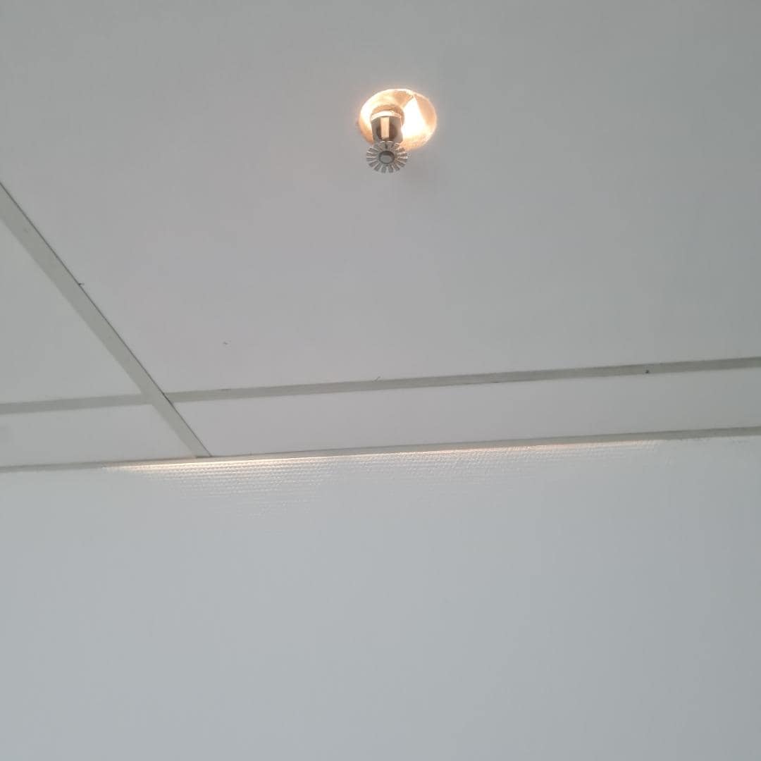 Sprinkler dans trou plafond immense