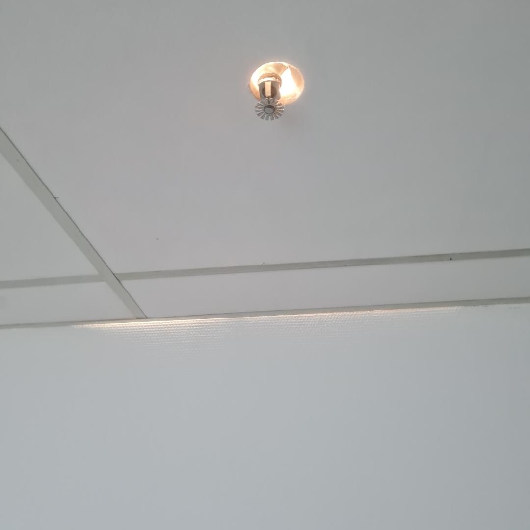 Sprinkler dans trou plafond immense