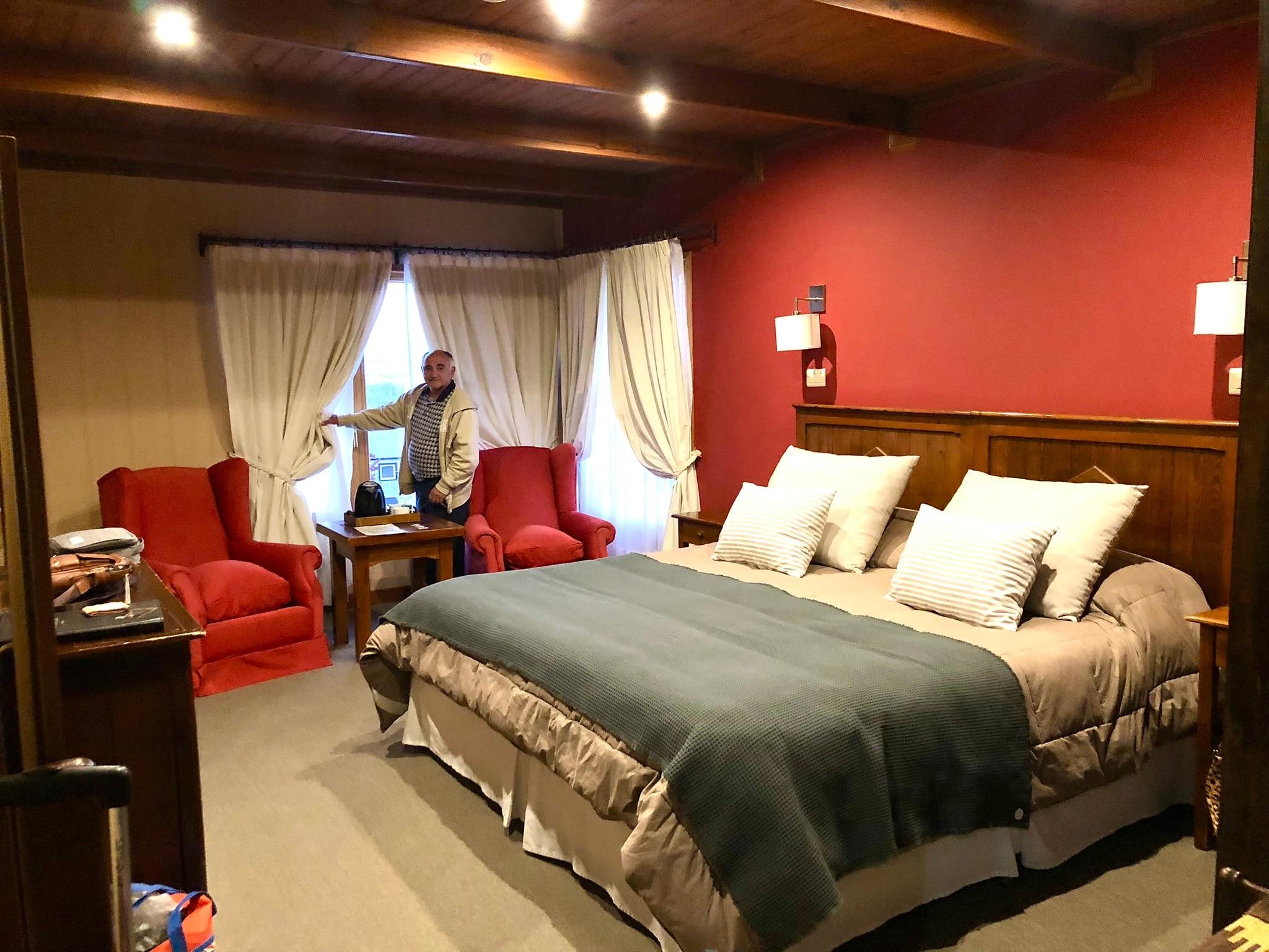 Room with King Size bed and fabulous LAKE VIEW.