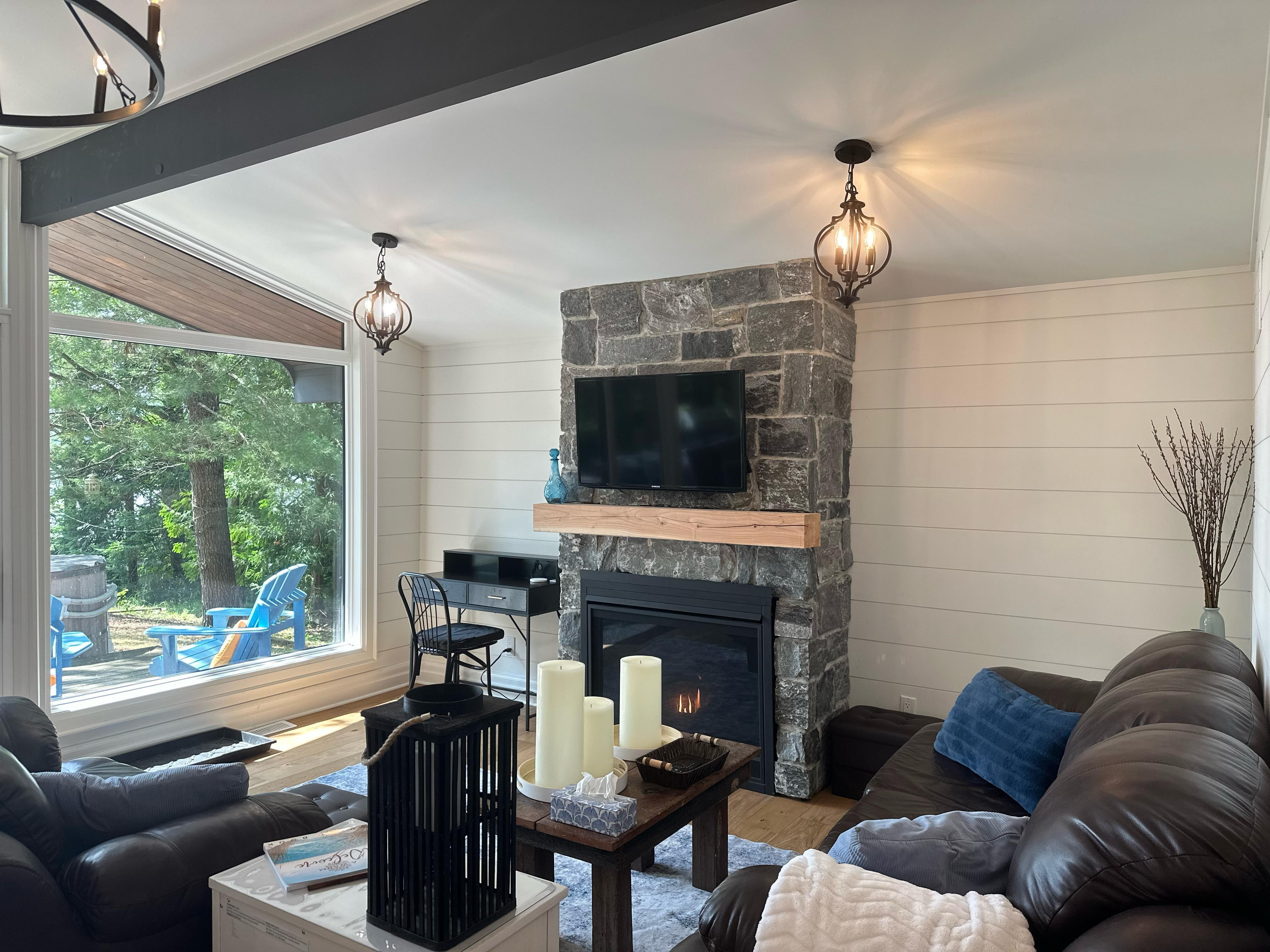 Cozy and spacious livingroom overlooking the lake!