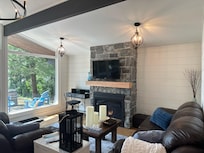 Cozy and spacious livingroom overlooking the lake!