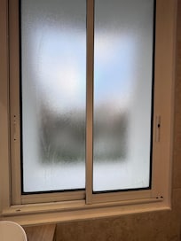 Fenêtre des années 80/90 double vitrage hyper fin on entends tout