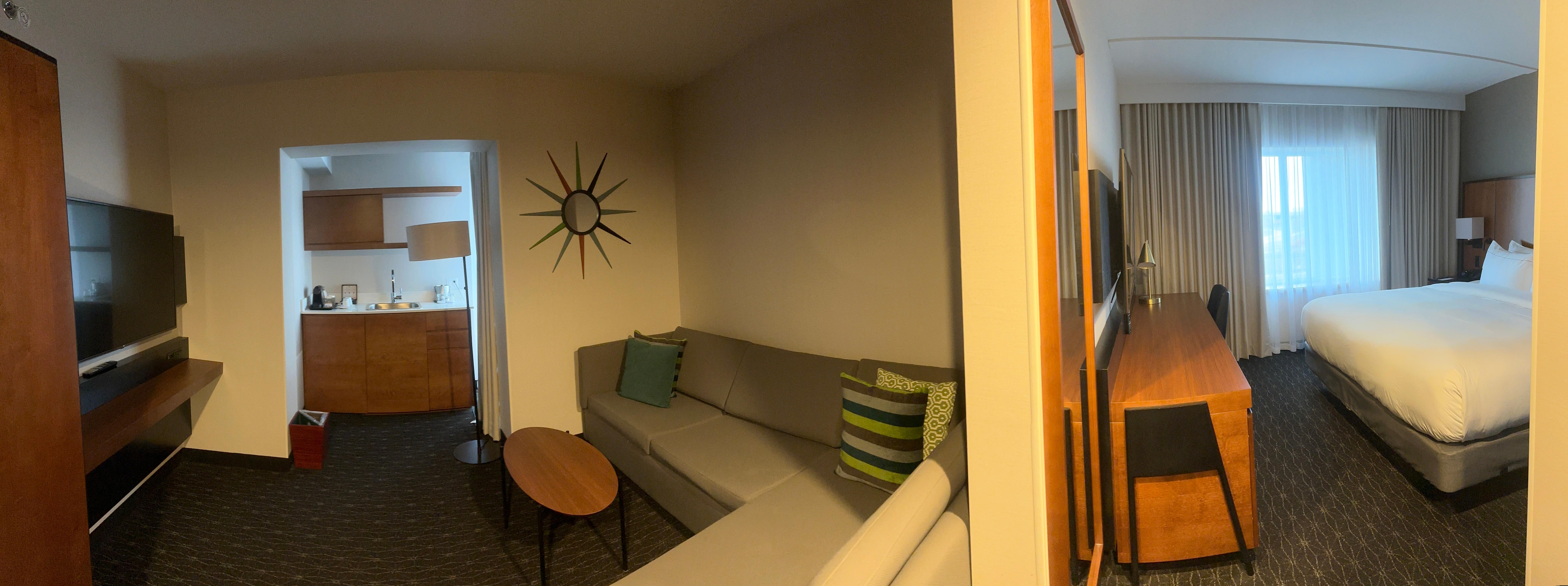 Panorama, links Küchennische/Wohnzimmer, rechts Schlafzimmer