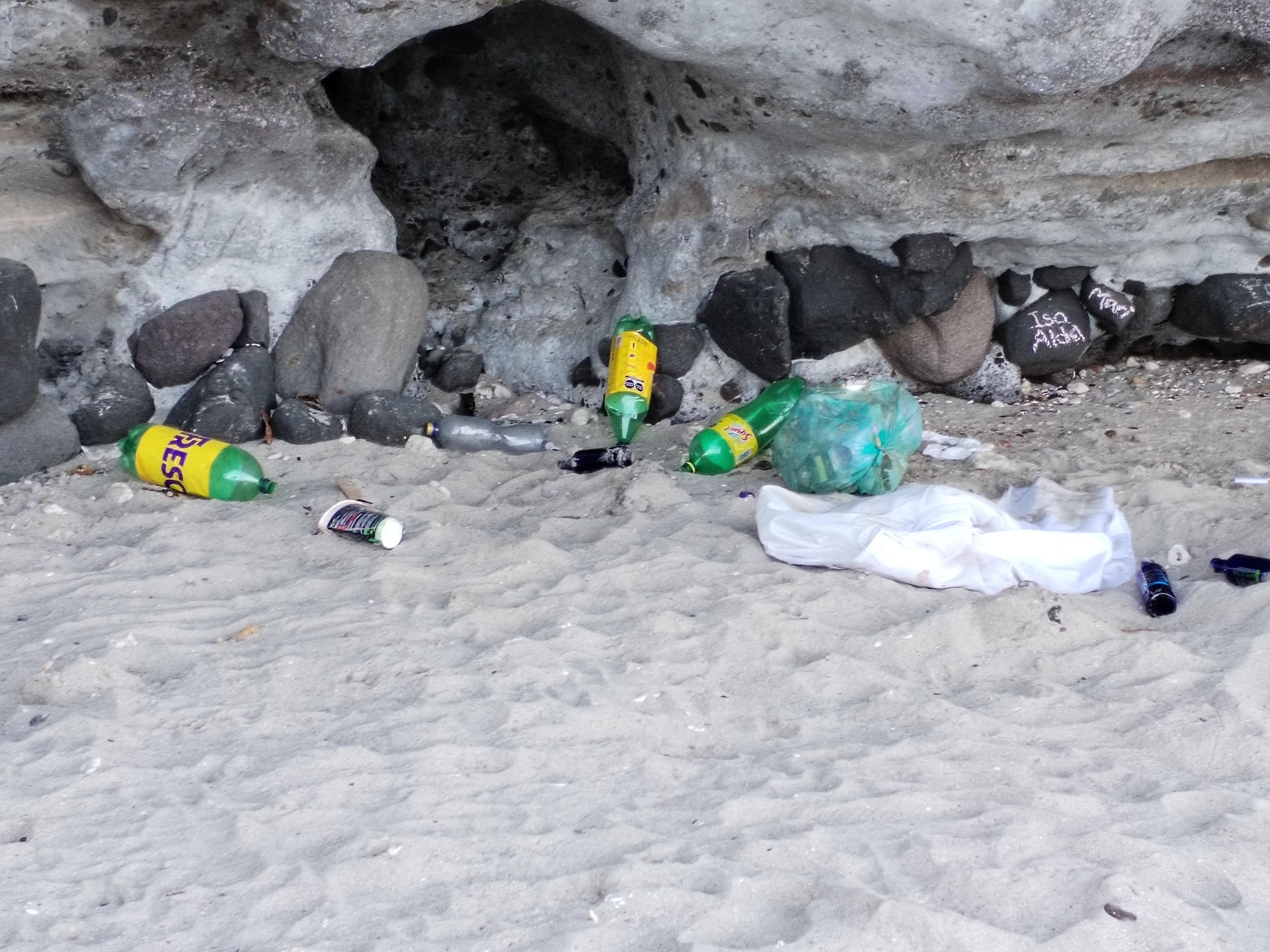 Same like previous photo, trash on the beach.