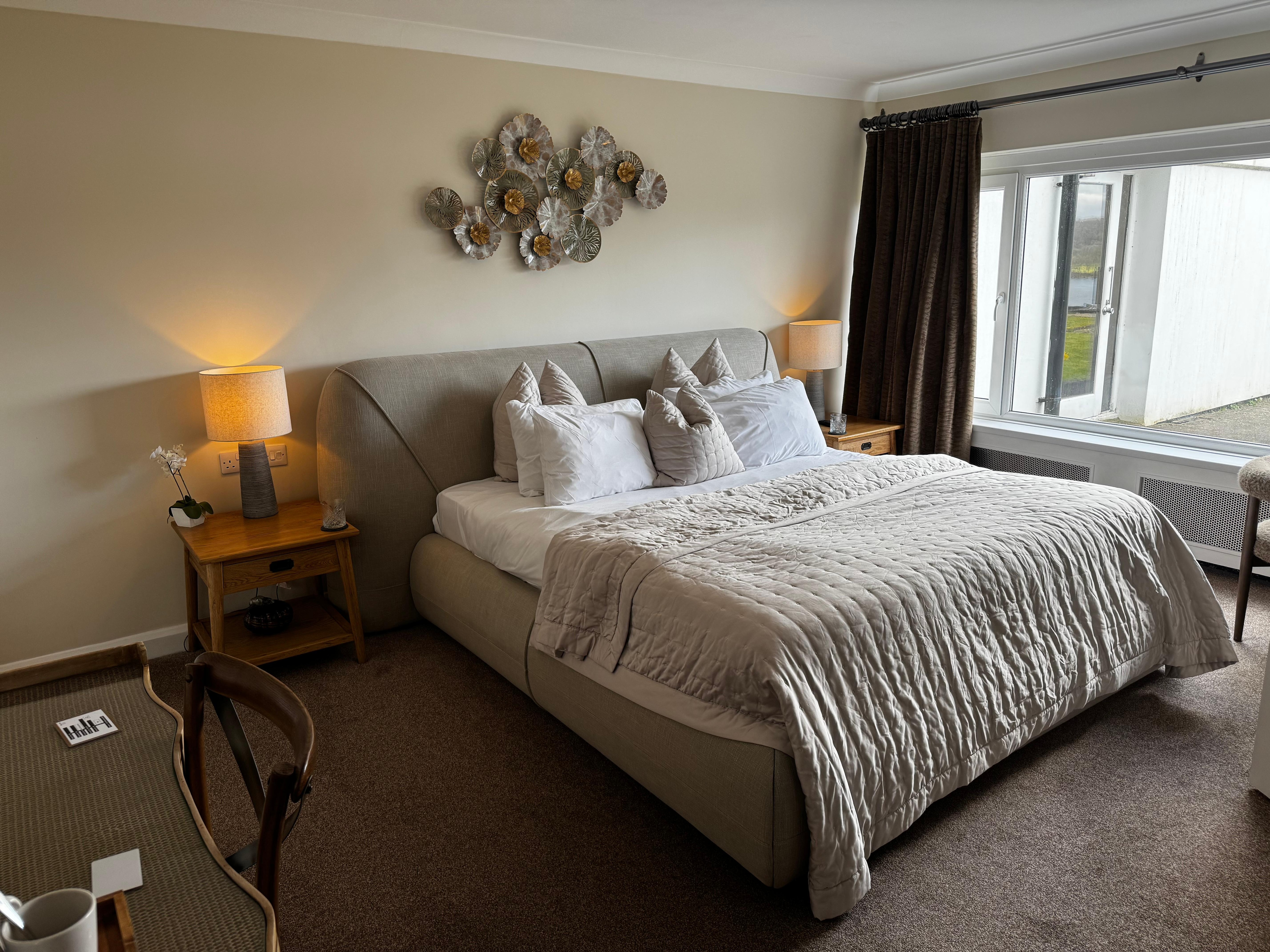 Comfortable bed and well decorated room