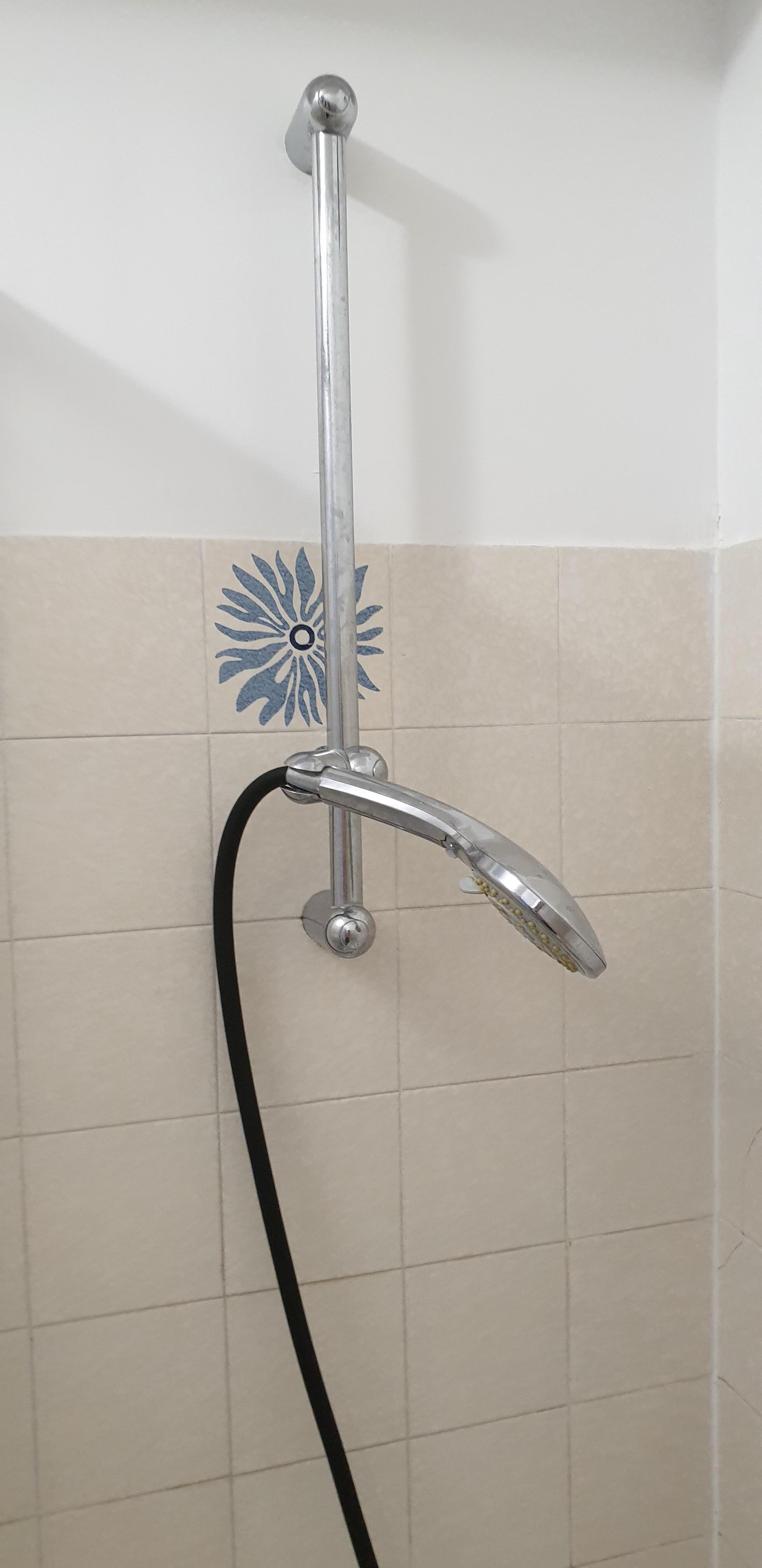 Impossible de faire tenir le pommeau de douche