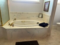 Amazing Jet Spa Tub...Bring your epsom salts and bubbles!
