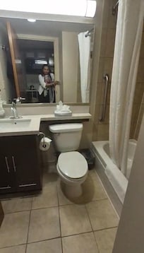 Baño con tina y regadera