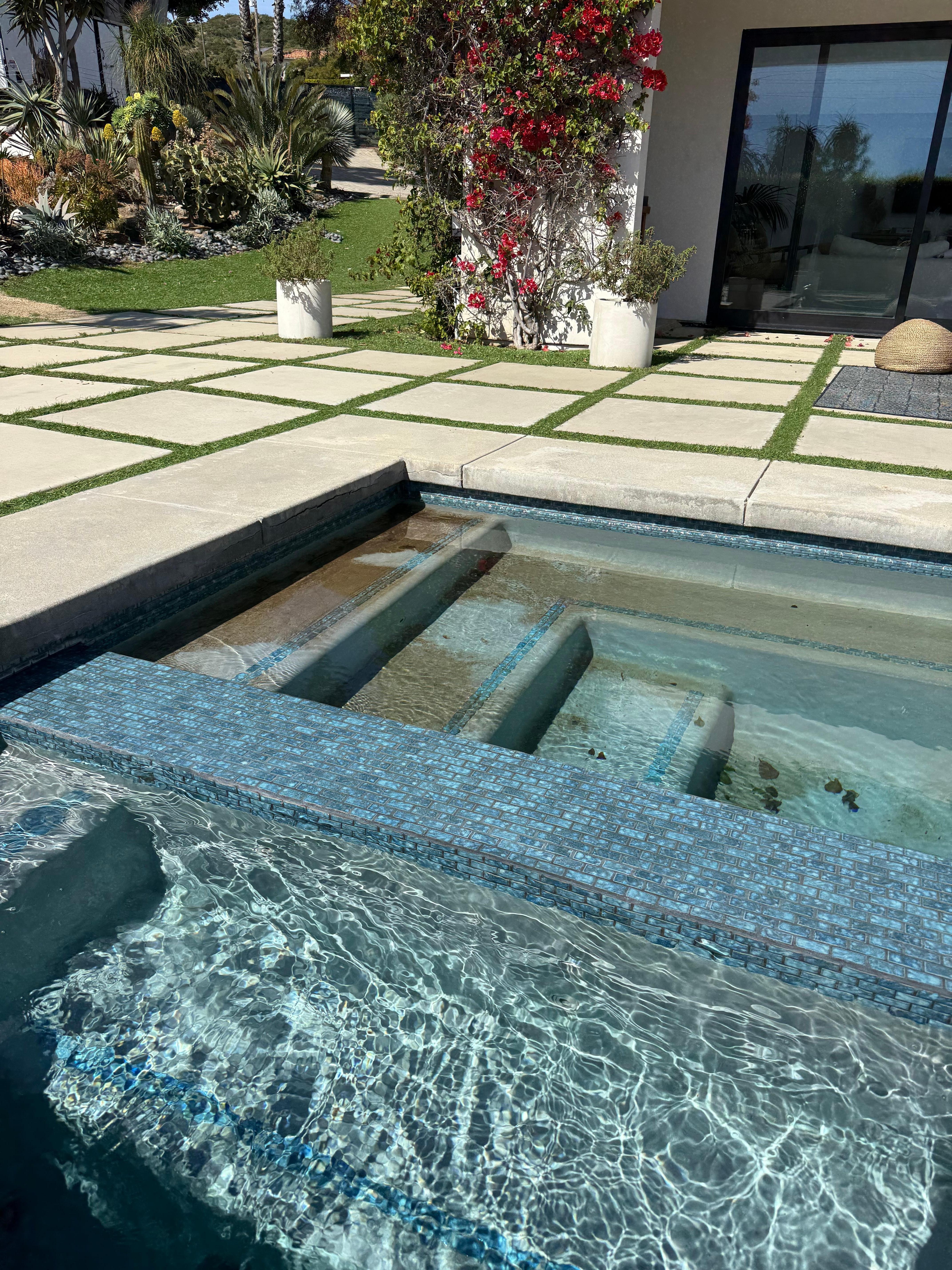 Additional view of the pool condition during our stay, showing sediment and algae residue prior to cleaning, which occurred only near our departure.