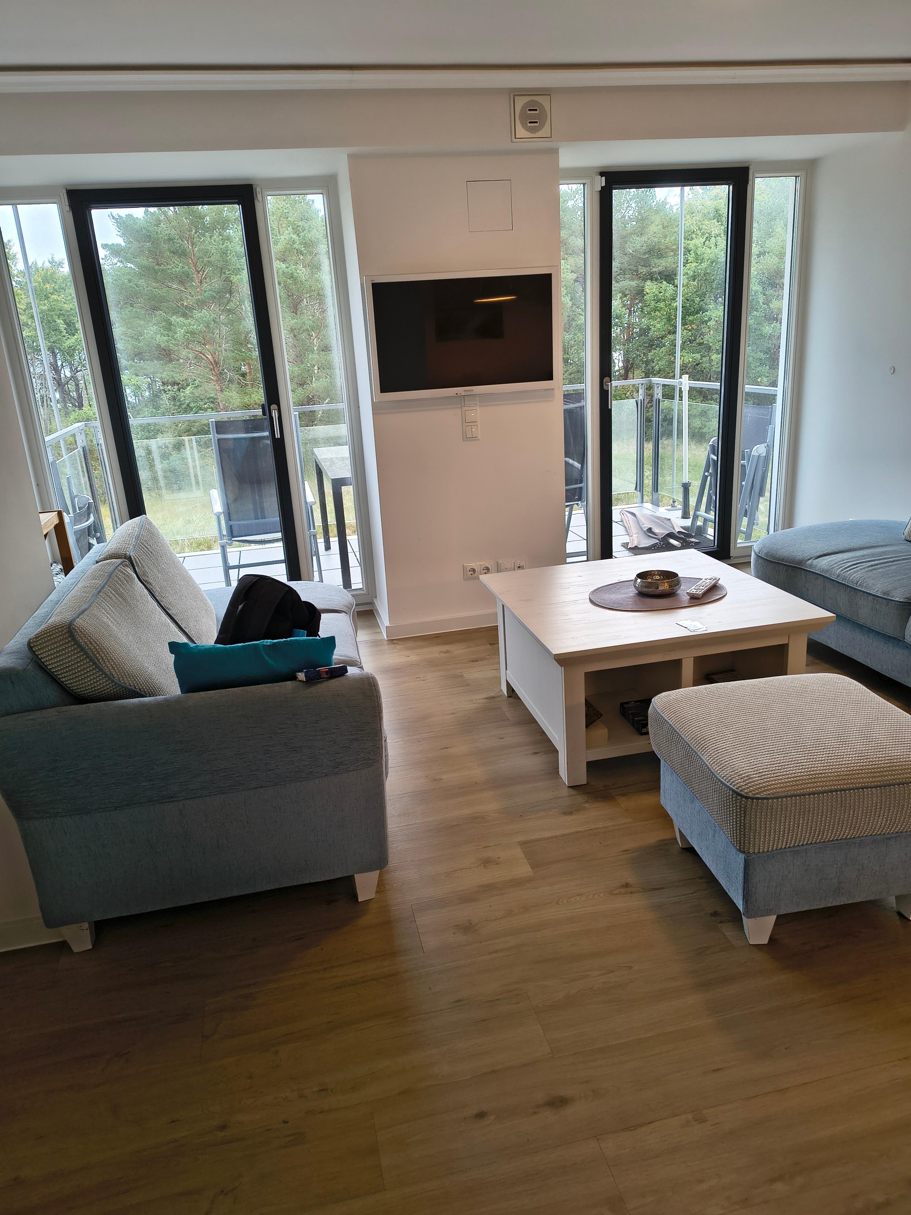das Wohnzimmer mit den beiden Balkontüren