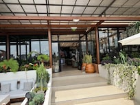 Restaurant/bar next to the pool with excellent service
