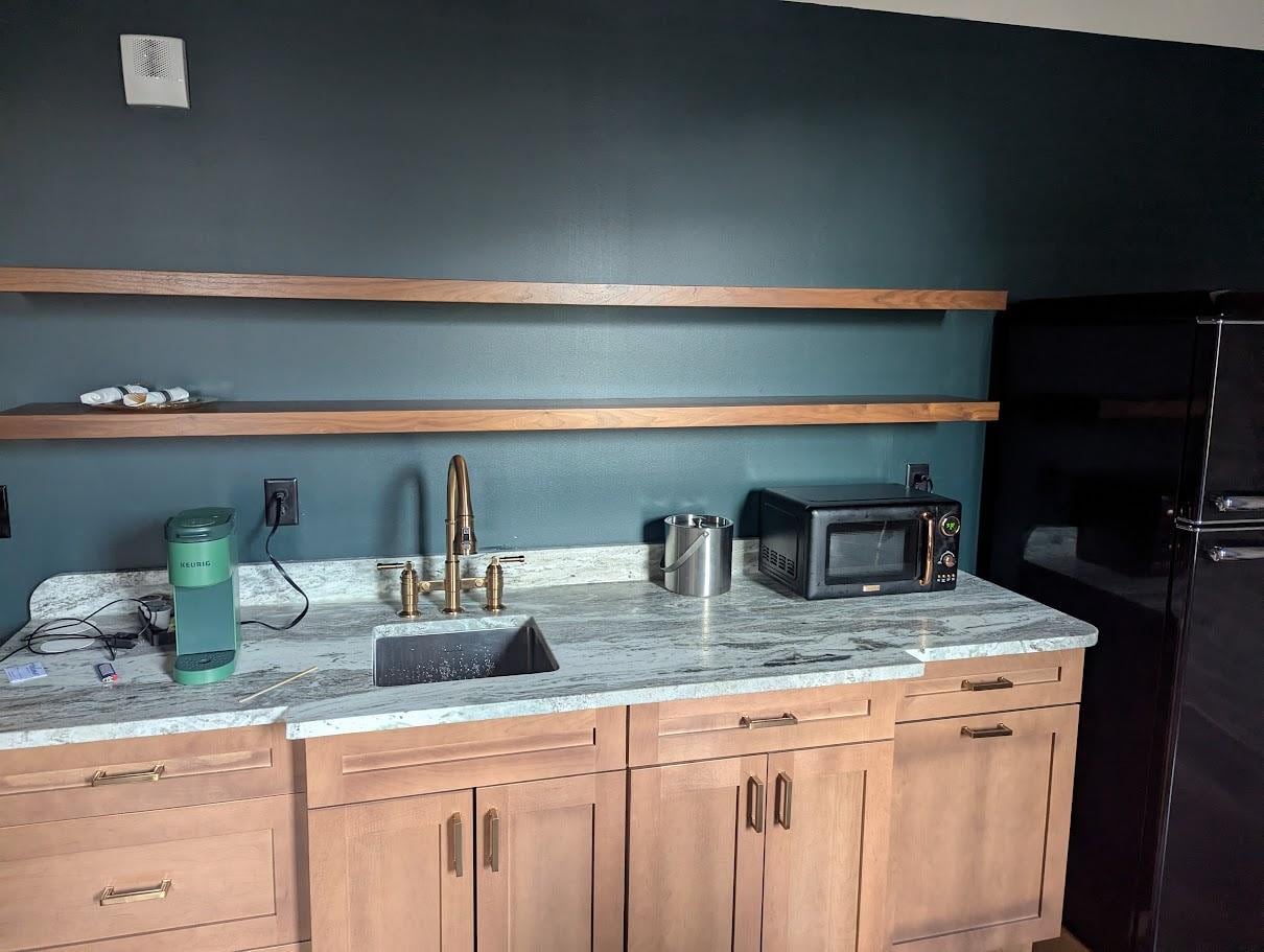 Weird empty kitchenette, guess you're supposed to drink directly from the faucet because there are not even glasses. Note the pointless ice bucket.... there is no ice here.