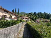 Weg vom Parkplatz zur Wohnung