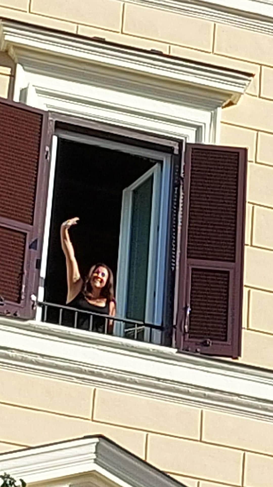 4 minutes away and easy walk to the train station plus a view of the city! 