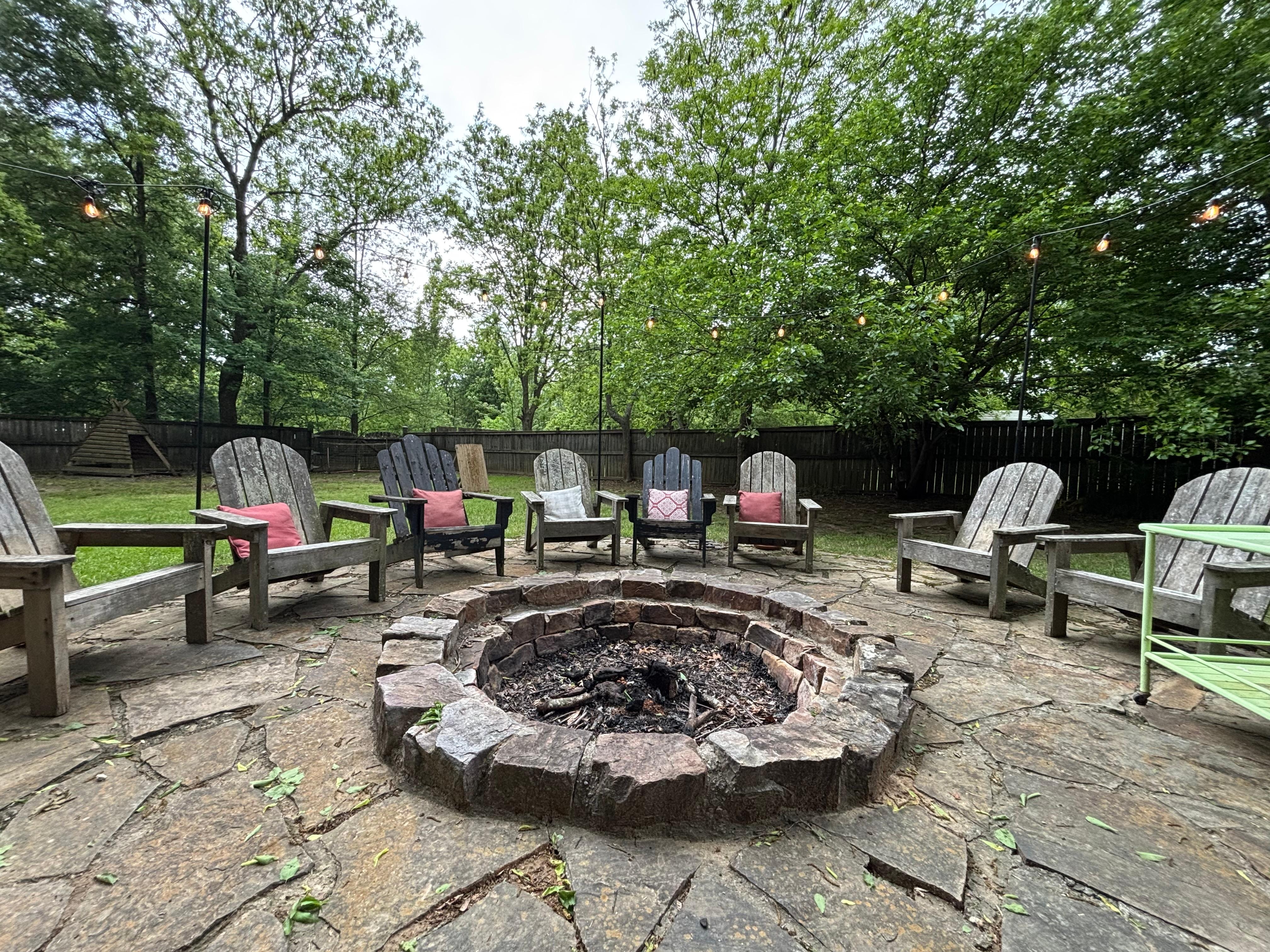 Awesome fire pit - we enjoyed the yard as much as the room!