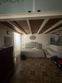 Le salon est très sombre quand on n'ouvre pas les fenêtres, il faut choisir entre la chaleur, la luminosité, le bruit de la rue des 7h du matin